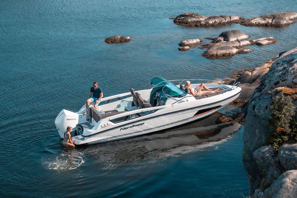 enduro_805_docked_-_boat_overview_with_swimming