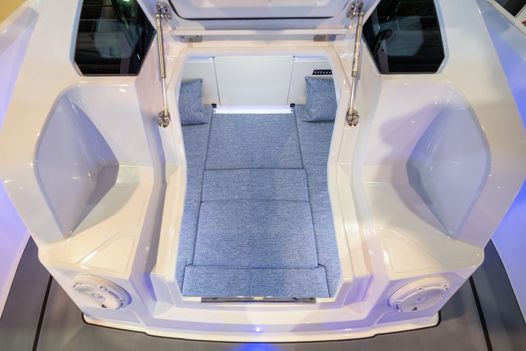 29XC_Gallery_Axopar_29_XC_Cross_Cabin-20